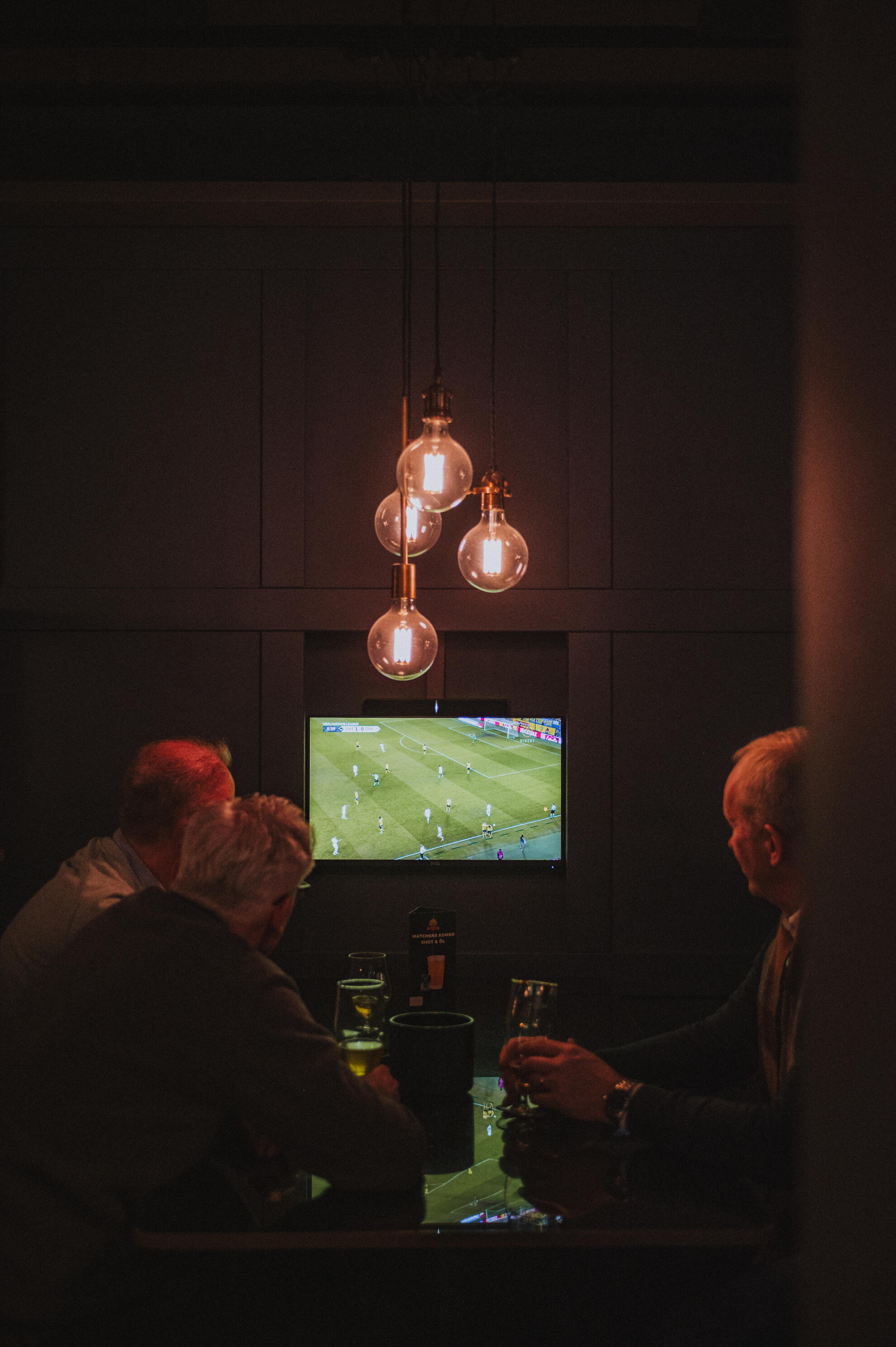 Glada gäster ser fotbollsmatch i eget bås på Restaurang Olivedal Göteborg